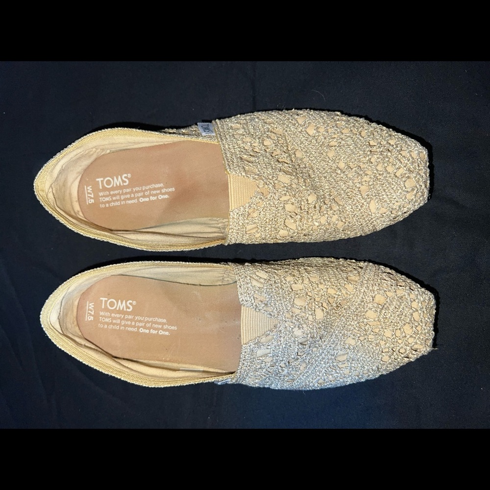 Size 7.5 women gold toms